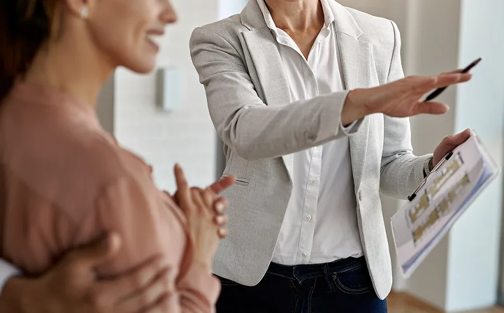 Asesor inmobiliario mostrando una propiedad